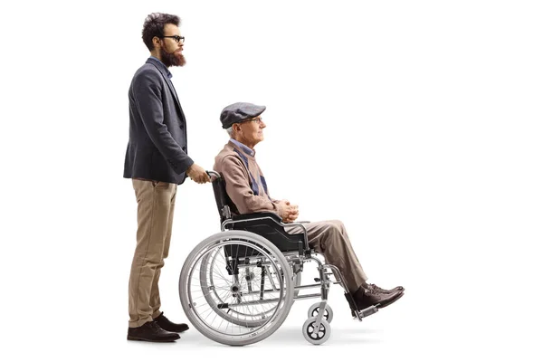 Pełna Długość Zdjęcia Brodatego Mężczyzny Pchającego Starszego Ojca Siedzącego Wózku — Zdjęcie stockowe