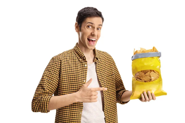 Ung Man Som Håller Ett Paket Tortilla Chips Och Pekar — Stockfoto