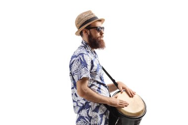 Beyaz arkaplanda konga davulu sakallı bir adamın profil çekimi