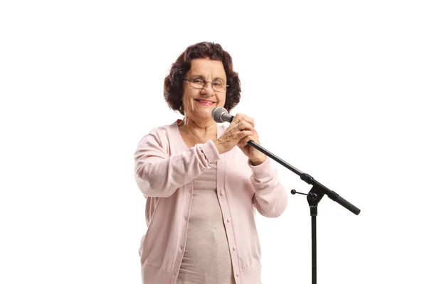 Oudere Vrouw Met Een Microfoon Geïsoleerd Witte Achtergrond — Stockfoto