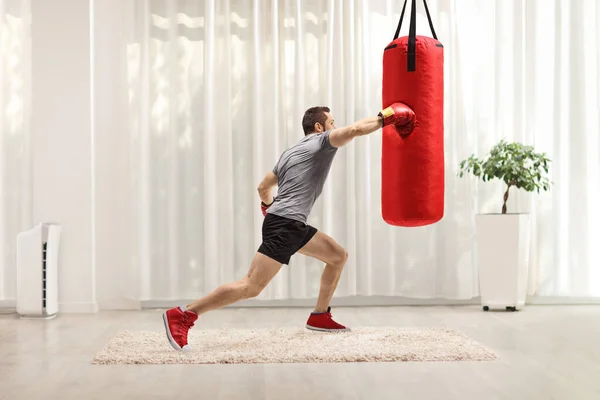 Fit Man Ponsen Een Bokszak Thuis — Stockfoto