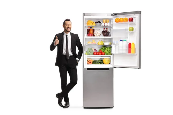 Портрет Молодого Чоловіка Костюмі Спирається Відкритий Холодильник Великими Пальцями Вгору — стокове фото