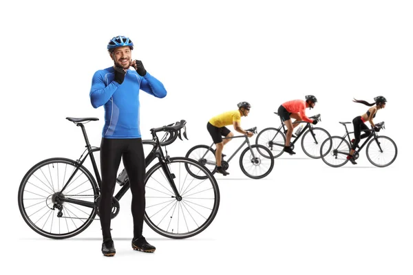 Jovem Vestindo Capacete Grupo Ciclistas Andando Nas Costas Isolados Fundo — Fotografia de Stock