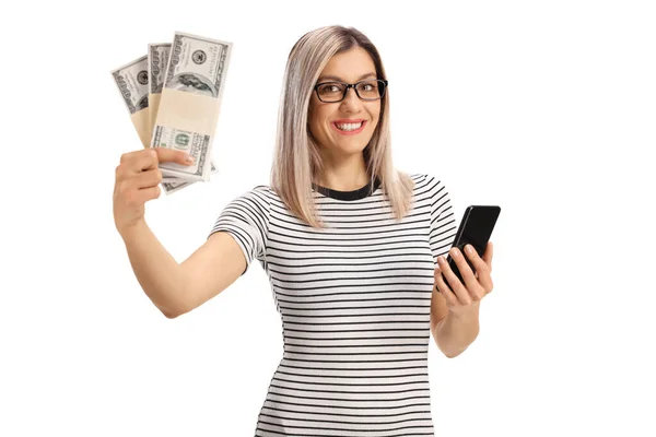 Mladá Žena Drží Peníze Chytrý Telefon Izolované Bílém Pozadí — Stock fotografie