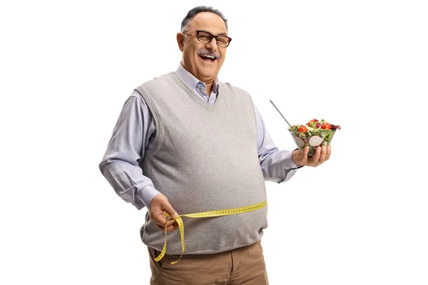 Reifer Mann Isst Einen Salat Und Misst Seine Taille Isoliert — Stockfoto
