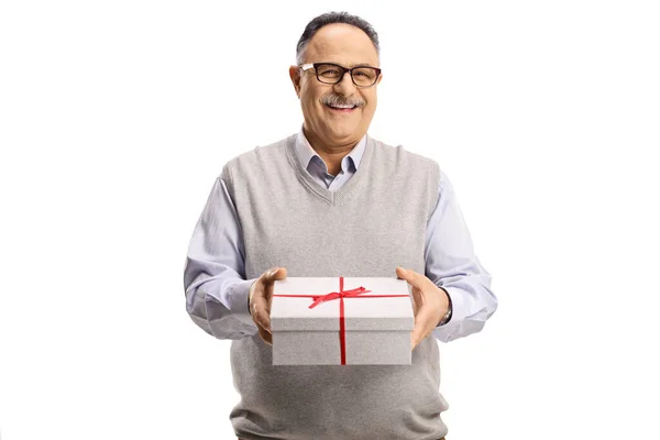 Glimlachende Volwassen Man Het Houden Van Een Cadeau Geïsoleerd Witte — Stockfoto