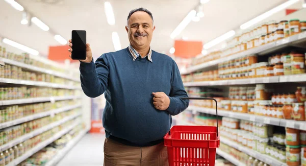 Tevreden Volwassen Mannelijke Klant Een Supermarkt Met Een Mobiele Telefoon — Stockfoto