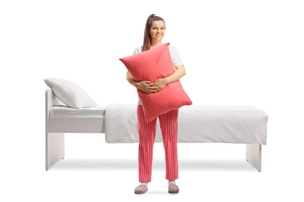 Портрет Счастливой Улыбающейся Девушки Пижаме Обнимающей Подушку Перед Кроватью Изолированной — стоковое фото