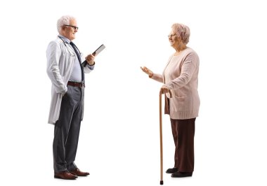 Bir doktorun beyaz arka planda izole edilmiş yaşlı bir kadınla konuşurken tam boy profil fotoğrafı.