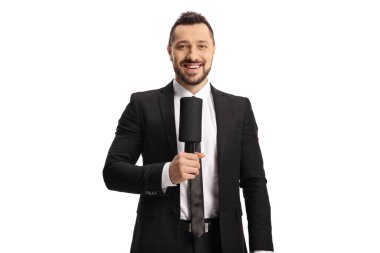 Beyaz arkaplanda izole edilmiş bir mikrofon tutan erkek TV sunucusu