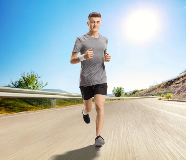 Fullständigt Porträtt Ung Man Som Joggar Mot Kameran Öppen Väg — Stockfoto