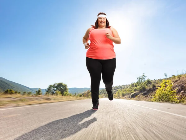 Fullständigt Porträtt Överviktig Kvinna Som Joggar Utomhus Öppen Väg — Stockfoto