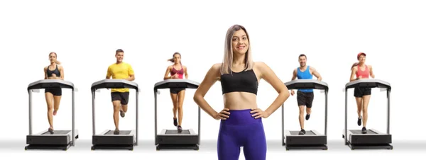 Ajuste Jovem Posando Frente Pessoas Esteiras Isoladas Fundo Branco — Fotografia de Stock