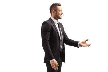 Beyaz arka planda el hareketleriyle el kol hareketi yapan resmi giyinmiş profesyonel bir adam.