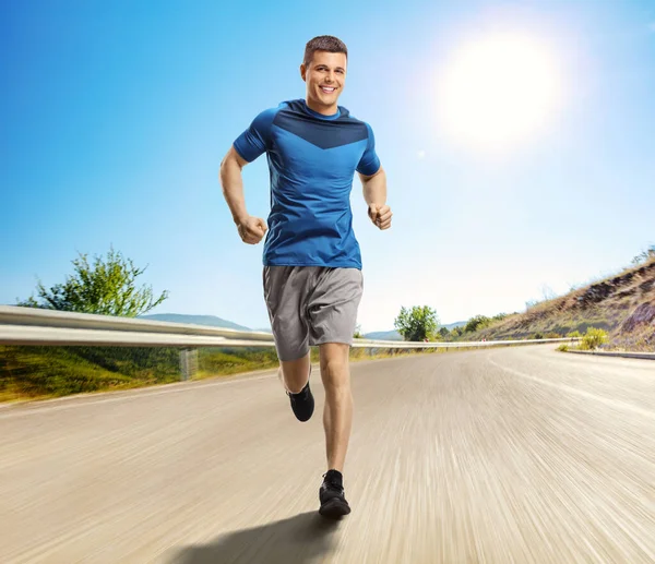 Portrait Complet Homme Courant Vers Caméra Sur Une Route Asphaltée — Photo