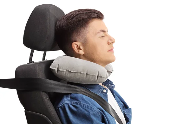Guy Κοιμάται Ένα Κάθισμα Αυτοκινήτου Ένα Μαξιλάρι Λαιμό Απομονώνονται Λευκό — Φωτογραφία Αρχείου