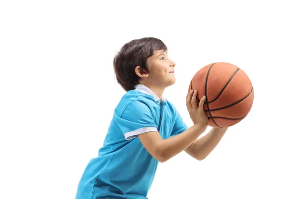 Jongen Gooien Van Een Basketbal Geïsoleerd Witte Achtergrond — Stockfoto