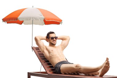 Mayo giymiş bir adam beyaz arka planda şemsiye altında güneşlenir.