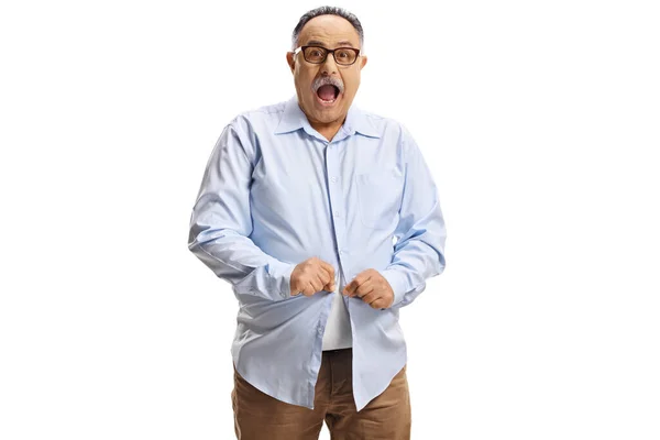 Šokovaný Starší Muž Snaží Zapnout Malou Košili Izolované Bílém Pozadí — Stock fotografie