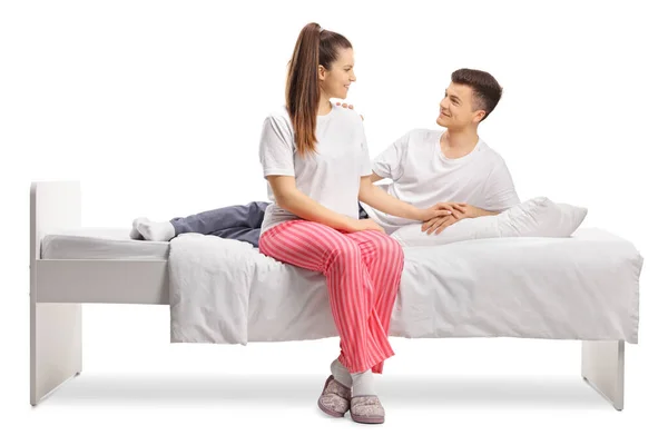 Jong Paar Pyjama Zitten Een Bed Praten Geïsoleerd Witte Achtergrond — Stockfoto