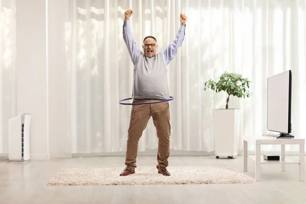 Retrato Comprimento Total Homem Maduro Feliz Girando Arco Hula Levantando — Fotografia de Stock