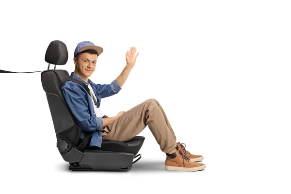 Man Zittend Een Autostoel Met Een Veiligheidsgordel Zwaaiend Geïsoleerd Witte — Stockfoto