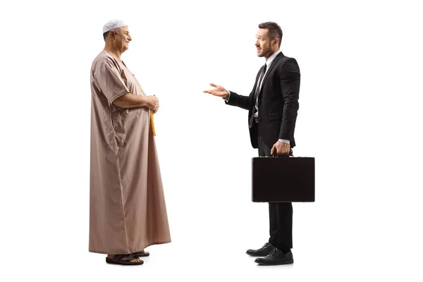 Filme Perfil Completo Homem Negócios Falando Com Homem Muçulmano Isolado — Fotografia de Stock