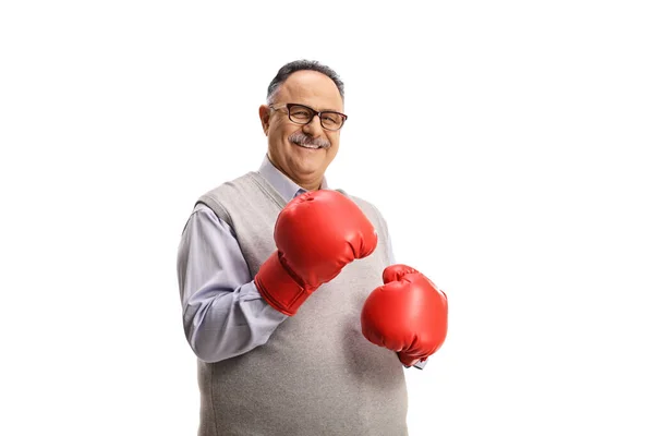 Oudere Glimlachende Man Met Rode Bokshandschoenen Geïsoleerd Witte Achtergrond — Stockfoto