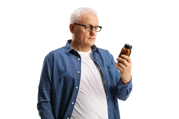 Volwassen Man Zoek Naar Een Fles Pillen Geïsoleerd Witte Achtergrond — Stockfoto