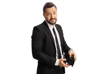Üzgün iş adamı beyaz arka planda boş cüzdanını gösteriyor.