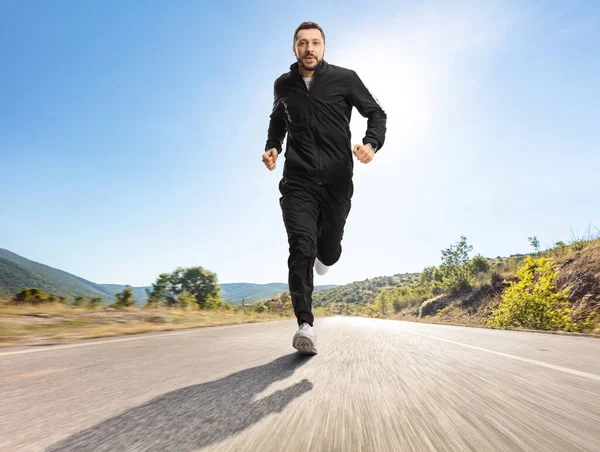 Full Length Portret Van Een Man Zwarte Trainingspakken Loopt Buiten — Stockfoto