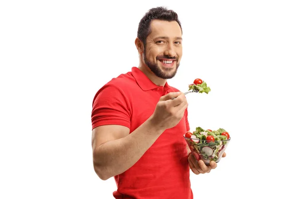 Jeune Homme Souriant Mangeant Une Salade Fraîche Saine Dans Bol — Photo