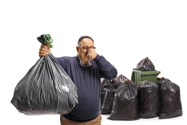 Volwassen Man Gooien Een Stinkende Afvalzak Een Bak Geïsoleerd Witte — Stockfoto