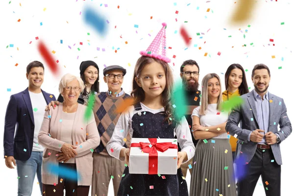 Bambina Possesso Regalo Compleanno Persone Piedi Dietro Isolato Sfondo Bianco — Foto Stock