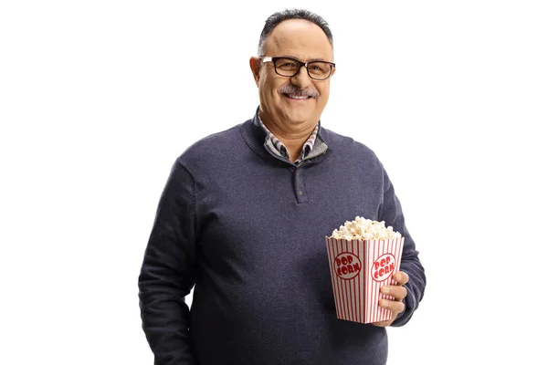 Oudere Man Met Een Doos Popcorn Glimlachen Geïsoleerd Witte Achtergrond — Stockfoto
