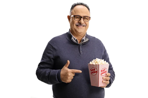 Oudere Man Met Een Doos Popcorn Wijzend Geïsoleerd Witte Achtergrond — Stockfoto