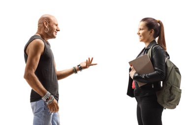 Hippi ve kız öğrenci beyaz arka planda izole bir şekilde konuşuyorlar.