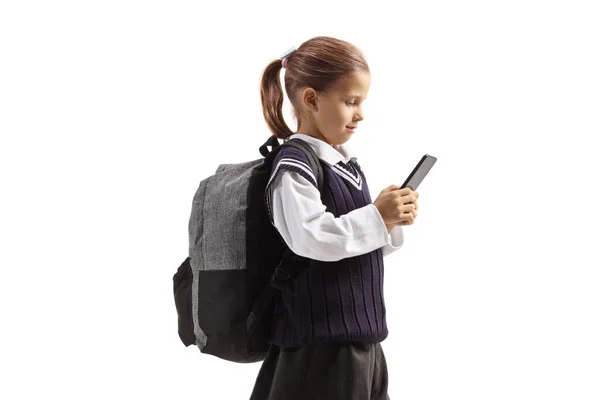 Beyaz Arka Planda Izole Edilmiş Akıllı Telefondan Daktilo Eden Kız — Stok fotoğraf