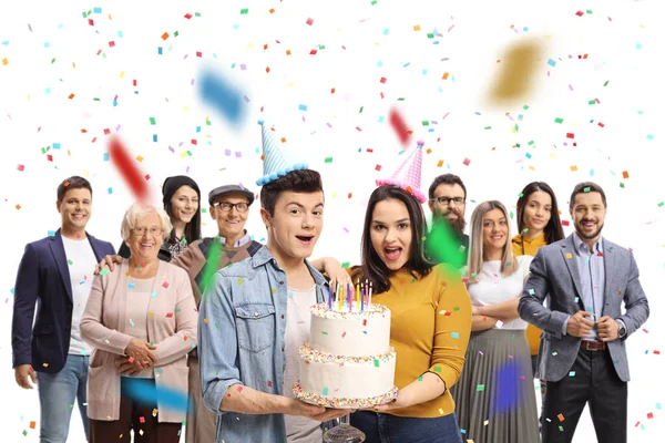 Jeune Homme Femme Avec Gâteau Anniversaire Célébrant Avec Beaucoup Gens — Photo