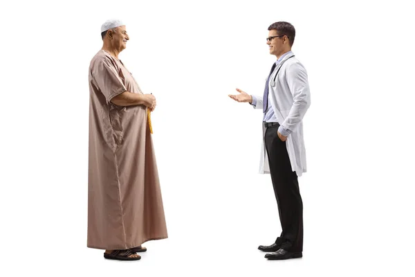 Full Length Profilo Colpo Maturo Musulmano Medico Avendo Una Conversazione — Foto Stock