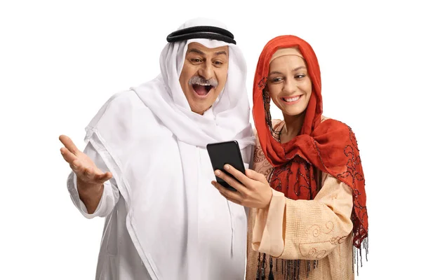 Щасливий Мусульманський Чоловік Молода Мусульманка Дивиться Смартфон Ізольовано Білому Тлі — стокове фото