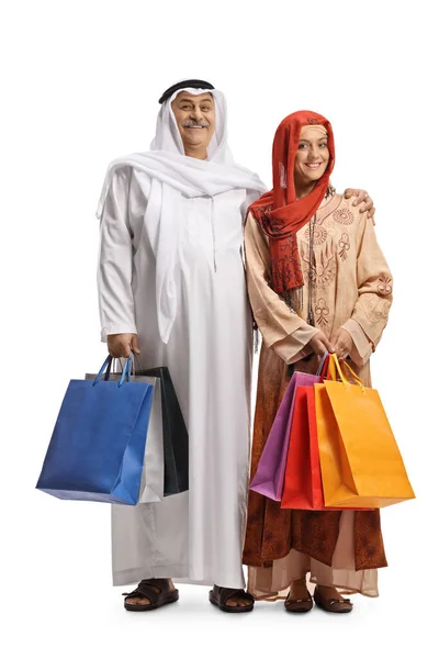 Portret Dojrzałego Arabskiego Mężczyzny Młodej Muzułmanki Trzymającej Torby Zakupy Białym — Zdjęcie stockowe
