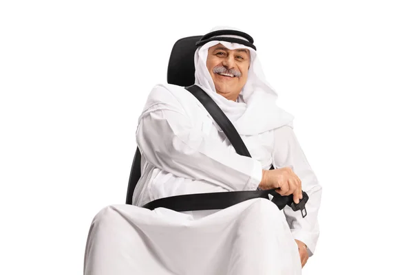 Glimlachende Volwassen Arabische Man Zetten Een Veiligheidsgordel Geïsoleerd Witte Achtergrond — Stockfoto