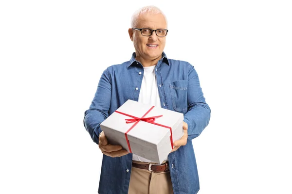 Homme Mûr Souriant Aux Cheveux Blancs Tenant Une Boîte Cadeau — Photo