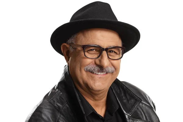 Lächelnder Älterer Mann Mit Hut Und Ledermantel Auf Weißem Hintergrund — Stockfoto