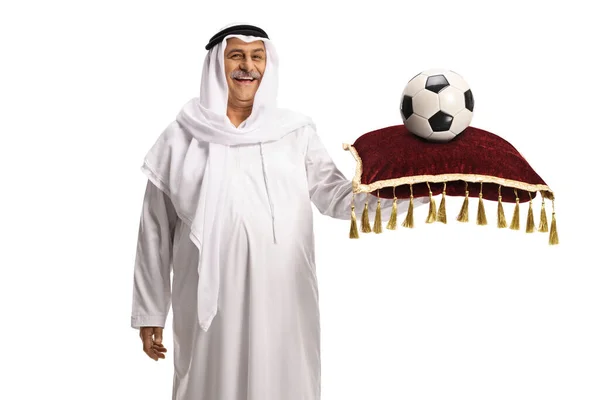 Зрілий Арабський Чоловік Тримає Футбол Червоній Оксамитовій Подушці Ізольовані Білому — стокове фото