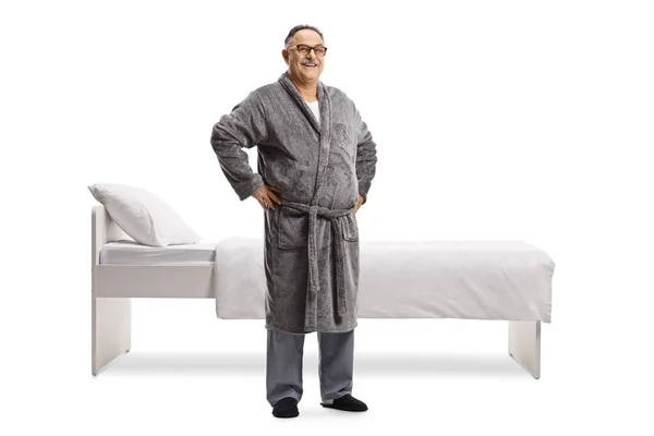 Retrato Comprimento Total Homem Maduro Pijama Manto Frente Uma Cama — Fotografia de Stock