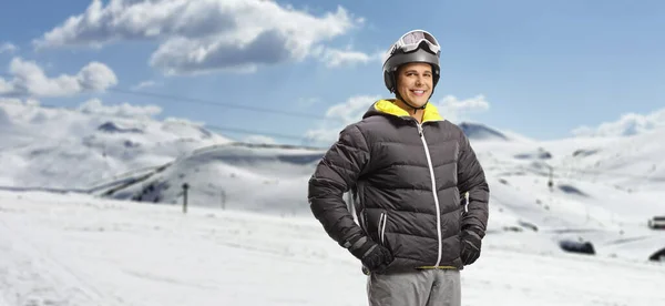 Молодой Человек Лыжной Куртке Шлеме Позирующий Снежных Горных Склонах — стоковое фото