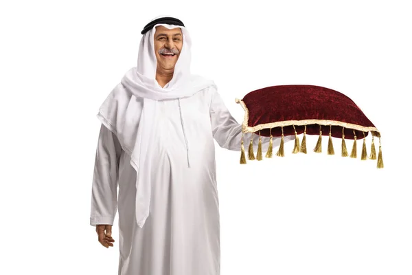 Homme Arabe Mature Souriant Robe Blanche Foulard Tenant Coussin Velours — Photo