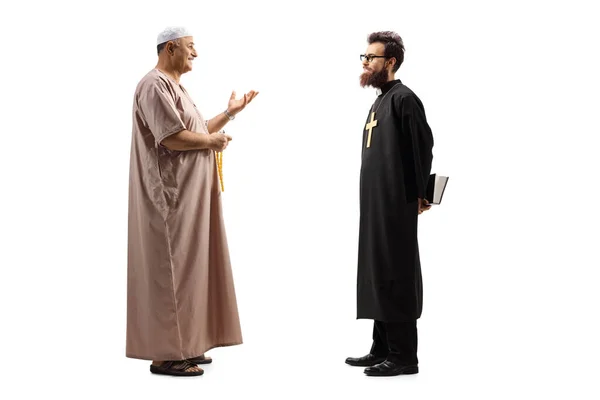 Полнометражный Снимок Мусульманина Традиционной Одежде Разговаривающего Христианским Священником Белом Фоне — стоковое фото